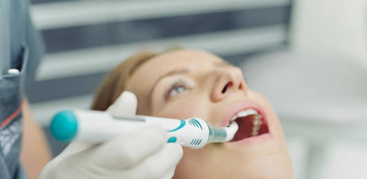 Pozytywne wibracje podczas wizyty u dentysty. Słyszeliście kiedyś o wibratorze dentystycznym?